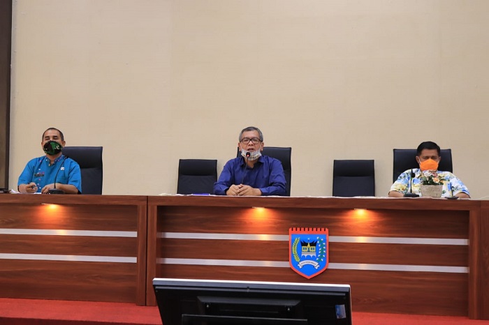Walikota Payakumbuh bersama Kepala Dinas Kesehatan Kota (DKK)  Bakhrizal di Payakumbuh, Senin (27/4)